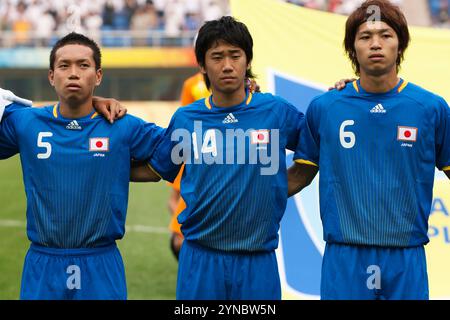 TIANJIN, CINA - 7 AGOSTO: I giocatori giapponesi Yuto Nagatomo, Shinji Kagawa e Masato Morishige (l-r) si schierano per l'introduzione della squadra prima di una partita del gruppo B contro gli Stati Uniti al torneo di calcio dei Giochi Olimpici di Pechino del 7 agosto 2008 al Tianjin Olympic Sports Center Stadium di Tianjin, Cina. Solo per uso editoriale. (Fotografia di Jonathan Paul Larsen / Diadem Images) Foto Stock