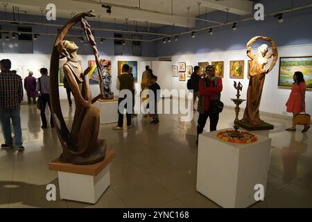 Kolkata, India, 25 novembre 2024. La 55a Mostra annuale di Pittura, Scultura e disegno è stata inaugurata il 25 novembre 2024 presso l'Accademia di Belle Arti Organizzato dall'Orchestra dei pittori di Calcutta, l'evento mette in mostra le opere di artisti acclamati Biraj Kumar Paul, Dibyendu Basu, Dr. Bibekananda Mukherjee, Jahar Dasgupta, Manasi Mitra, Partha Pratim Deb, Santanu Bhattacharya, Sisir Ranjan Tikadar, Swapan Kumar Saha, shyamal Mukherjee, Bijoy Basak e Pulak Das. La mostra, che abbraccia la Central e la North Gallery, si terrà fino al 1° dicembre, offrendo una vivace celebrazione dell'artista Foto Stock