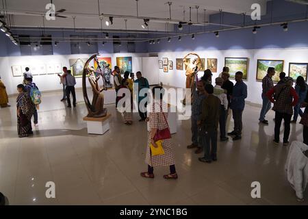 Kolkata, India, 25 novembre 2024. La 55a Mostra annuale di Pittura, Scultura e disegno è stata inaugurata il 25 novembre 2024 presso l'Accademia di Belle Arti Organizzato dall'Orchestra dei pittori di Calcutta, l'evento mette in mostra le opere di artisti acclamati Biraj Kumar Paul, Dibyendu Basu, Dr. Bibekananda Mukherjee, Jahar Dasgupta, Manasi Mitra, Partha Pratim Deb, Santanu Bhattacharya, Sisir Ranjan Tikadar, Swapan Kumar Saha, shyamal Mukherjee, Bijoy Basak e Pulak Das. La mostra, che abbraccia la Central e la North Gallery, si terrà fino al 1° dicembre, offrendo una vivace celebrazione dell'artista Foto Stock