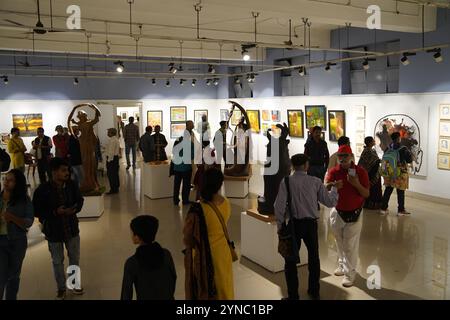 Kolkata, India, 25 novembre 2024. La 55a Mostra annuale di Pittura, Scultura e disegno è stata inaugurata il 25 novembre 2024 presso l'Accademia di Belle Arti Organizzato dall'Orchestra dei pittori di Calcutta, l'evento mette in mostra le opere di artisti acclamati Biraj Kumar Paul, Dibyendu Basu, Dr. Bibekananda Mukherjee, Jahar Dasgupta, Manasi Mitra, Partha Pratim Deb, Santanu Bhattacharya, Sisir Ranjan Tikadar, Swapan Kumar Saha, shyamal Mukherjee, Bijoy Basak e Pulak Das. La mostra, che abbraccia la Central e la North Gallery, si terrà fino al 1° dicembre, offrendo una vivace celebrazione dell'artista Foto Stock