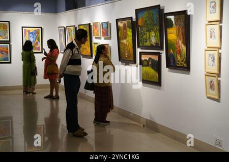 Kolkata, India, 25 novembre 2024. La 55a Mostra annuale di Pittura, Scultura e disegno è stata inaugurata il 25 novembre 2024 presso l'Accademia di Belle Arti Organizzato dall'Orchestra dei pittori di Calcutta, l'evento mette in mostra le opere di artisti acclamati Biraj Kumar Paul, Dibyendu Basu, Dr. Bibekananda Mukherjee, Jahar Dasgupta, Manasi Mitra, Partha Pratim Deb, Santanu Bhattacharya, Sisir Ranjan Tikadar, Swapan Kumar Saha, shyamal Mukherjee, Bijoy Basak e Pulak Das. La mostra, che abbraccia la Central e la North Gallery, si terrà fino al 1° dicembre, offrendo una vivace celebrazione dell'artista Foto Stock