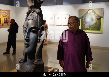 Kolkata, India, 25 novembre 2024. La 55a Mostra annuale di Pittura, Scultura e disegno è stata inaugurata il 25 novembre 2024 presso l'Accademia di Belle Arti Organizzato dall'Orchestra dei pittori di Calcutta, l'evento mette in mostra le opere di artisti acclamati Biraj Kumar Paul, Dibyendu Basu, Dr. Bibekananda Mukherjee, Jahar Dasgupta, Manasi Mitra, Partha Pratim Deb, Santanu Bhattacharya, Sisir Ranjan Tikadar, Swapan Kumar Saha, shyamal Mukherjee, Bijoy Basak e Pulak Das. La mostra, che abbraccia la Central e la North Gallery, si terrà fino al 1° dicembre, offrendo una vivace celebrazione dell'artista Foto Stock