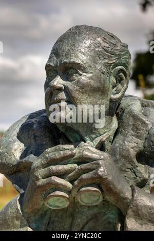 Regno Unito, Inghilterra, Gloucestershire, vale of Berkeley, Slimbridge, Wildflower and Wetlands Trust, busto del fondatore Sir Peter Scott di Jacqueline Shackleton Foto Stock