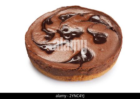 Stuzzichino di torta al cioccolato tagliata su sfondo bianco Foto Stock