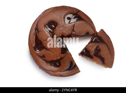 Stuzzichino di torta al cioccolato tagliata su sfondo bianco Foto Stock