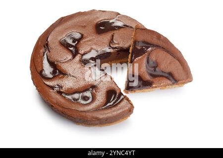 Stuzzichino di torta al cioccolato tagliata su sfondo bianco Foto Stock