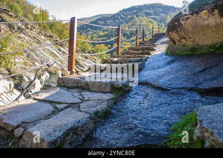 Percorso semi-scavato nella roccia che corre parallela al fiume. Riserva naturale Garganta de los Infiernos, Estremadura, Spagna Foto Stock