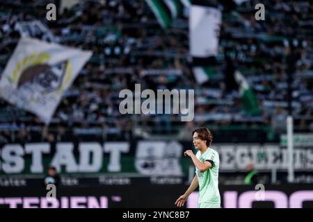 MOENCHENGLADBACH, GERMANIA - 24 NOVEMBRE: Ko Itakura del Borussia Monchengladbach guarda durante la partita di Bundesliga tra Borussia Mönchengladbach e FC St. Pauli 1910 al Borussia-Park il 24 novembre 2024 a Moenchengladbach, Germania. (Foto di René Nijhuis/MB Media) Foto Stock