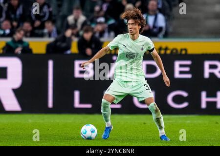 MOENCHENGLADBACH, GERMANIA - 24 NOVEMBRE: Ko Itakura del Borussia Monchengladbach controlla il pallone durante la partita di Bundesliga tra Borussia Mönchengladbach e FC St. Pauli 1910 al Borussia-Park il 24 novembre 2024 a Moenchengladbach, Germania. (Foto di René Nijhuis/MB Media) Foto Stock