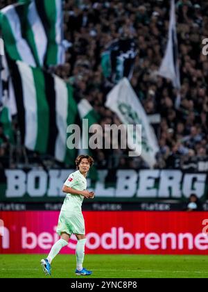 MOENCHENGLADBACH, GERMANIA - 24 NOVEMBRE: Ko Itakura del Borussia Monchengladbach guarda durante la partita di Bundesliga tra Borussia Mönchengladbach e FC St. Pauli 1910 al Borussia-Park il 24 novembre 2024 a Moenchengladbach, Germania. (Foto di René Nijhuis/MB Media) Foto Stock