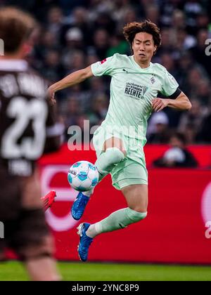 MOENCHENGLADBACH, GERMANIA - 24 NOVEMBRE: Ko Itakura del Borussia Monchengladbach combatte per il pallone durante la partita di Bundesliga tra Borussia Mönchengladbach e FC St. Pauli 1910 al Borussia-Park il 24 novembre 2024 a Moenchengladbach, Germania. (Foto di René Nijhuis/MB Media) Foto Stock