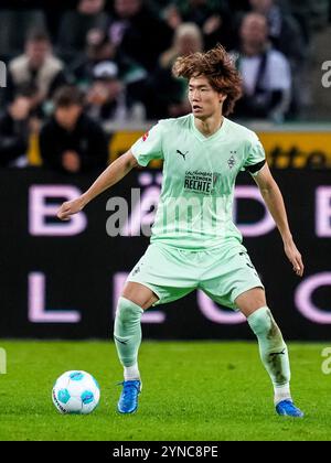 MOENCHENGLADBACH, GERMANIA - 24 NOVEMBRE: Ko Itakura del Borussia Monchengladbach controlla il pallone durante la partita di Bundesliga tra Borussia Mönchengladbach e FC St. Pauli 1910 al Borussia-Park il 24 novembre 2024 a Moenchengladbach, Germania. (Foto di René Nijhuis/MB Media) Foto Stock