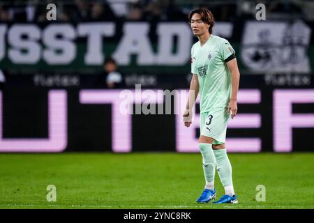 MOENCHENGLADBACH, GERMANIA - 24 NOVEMBRE: Ko Itakura del Borussia Monchengladbach guarda durante la partita di Bundesliga tra Borussia Mönchengladbach e FC St. Pauli 1910 al Borussia-Park il 24 novembre 2024 a Moenchengladbach, Germania. (Foto di René Nijhuis/MB Media) Foto Stock