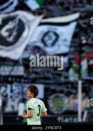 MOENCHENGLADBACH, GERMANIA - 24 NOVEMBRE: Ko Itakura del Borussia Monchengladbach guarda durante la partita di Bundesliga tra Borussia Mönchengladbach e FC St. Pauli 1910 al Borussia-Park il 24 novembre 2024 a Moenchengladbach, Germania. (Foto di René Nijhuis/MB Media) Foto Stock