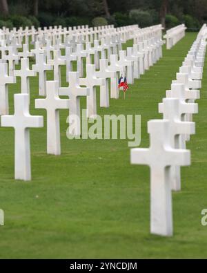 044 lapide in marmo bianco con bandiere statunitensi e francesi nel cimitero americano della Normandia per le truppe morte in Europa durante la seconda guerra mondiale. Colleville sur Mer-France Foto Stock