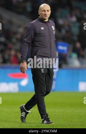 24 novembre 2024; Allianz Stadium, Londra, Inghilterra: Autumn Rugby International, Inghilterra contro Giappone; Steve Borthwick allenatore dell'Inghilterra guarda i suoi giocatori scaldarsi prima della partita Foto Stock