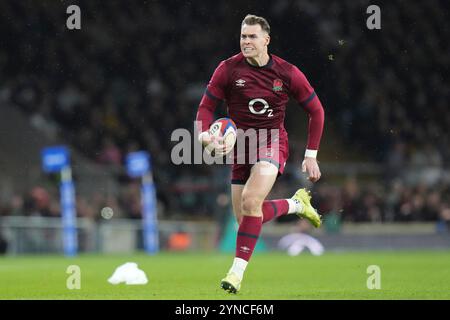 24 novembre 2024; Allianz Stadium, Londra, Inghilterra: Autumn Rugby International, Inghilterra contro Giappone; Tom Roebuck dell'Inghilterra corre con la palla Foto Stock