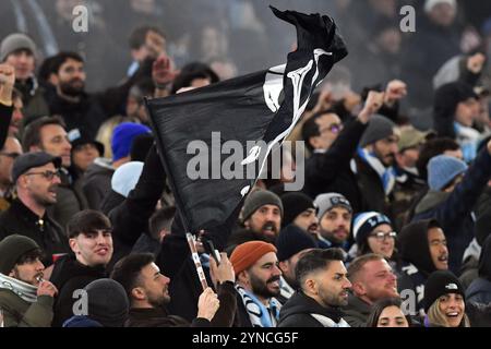 Roma, Lazio. 24 novembre 2024. Tifosi laziali durante la partita di serie A tra Lazio e Bologna allo stadio Olimpico di Roma, Italia, 24 novembre 2024. Credito AllShotLive: SIPA USA/Alamy Live News Foto Stock