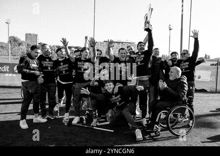 I giocatori di calcio Sporting Amp celebrano la vittoria del campionato italiano al Centro sportivo Dabliu di Roma (Italia), 24 novembre 2024. Le immagini sono state convertite in bianco e nero rispettando le regole deontologiche del fotogiornalismo. Foto Stock