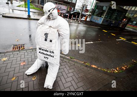 Duisburg, Germania. 25 novembre 2024. Una figura di operaio siderurgico con le parole "sarò disoccupato???” Di fronte all'ingresso dell'acciaieria ThyssenKrupp di Duisburg. La più grande azienda siderurgica tedesca, ThyssenKrupp Steel Europe, prevede di tagliare diverse migliaia di posti di lavoro nei prossimi anni. Crediti: Christoph Reichwein/dpa/Alamy Live News Foto Stock