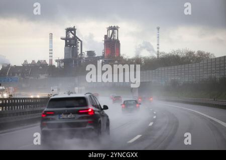 Duisburg, Germania. 25 novembre 2024. Altiforni di acciaio ThyssenKrupp visti da un'autostrada a Duisburg. La più grande azienda siderurgica tedesca, ThyssenKrupp Steel Europe, prevede di tagliare diverse migliaia di posti di lavoro nei prossimi anni. Crediti: Christoph Reichwein/dpa/Alamy Live News Foto Stock
