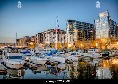 WASHINGTON DC, Stati Uniti - The Wharf, un lunghissimo litorale lungo il canale di Washington, rappresenta uno dei più grandi progetti di rinnovamento urbano nella storia della città. Il quartiere ad uso misto combina spazi residenziali, commerciali e di intrattenimento lungo il Southwest Waterfront. Lo sviluppo ha conservato lo storico mercato del pesce di Maine Avenue, fondato nel 1805, rendendolo il più antico mercato del pesce all'aperto aperto aperto ancora operativo negli Stati Uniti. Foto Stock