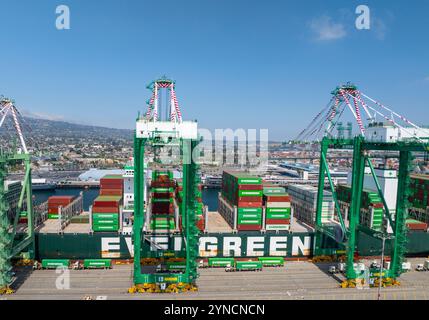 Porto di Los Angeles. Terminal container Everport. Contenitori di spedizione impilati. Gru a cavalletto caricamento spedizione container nave, tariffa, tariffe Foto Stock