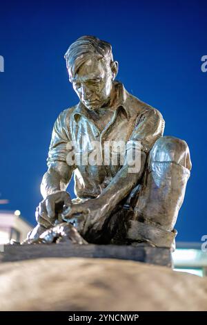 WASHINGTON DC, Stati Uniti - Una replica della statua di Victor Kahill Maine Lobsterman si trova al Wharf nel sud-ovest DC. La scultura in bronzo originale del 1939 raffigura il pescatore di Bailey Island H. Bailey Wilbert nei suoi abiti a olio, dimostrando il metodo tradizionale di agganciare gli artigli di aragosta. Un altro pezzo fuso della statua si trova a Portland, Maine. Foto Stock