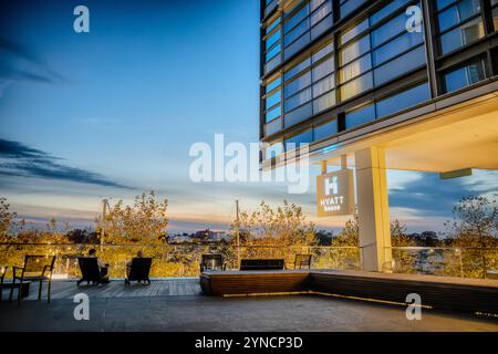 Hyatt House Hotel The Wharf Washington DC / WASHINGTON DC - l'hotel Hyatt House sorge come parte dello sviluppo del Wharf lungo il Canale di Washington a Southwest DC. L'hotel per soggiorni prolungati offre sistemazioni in stile appartamento all'interno del complesso fronte mare. L'albergo presenta vedute sia del Canale di Washington che dello skyline del quartiere. Foto Stock