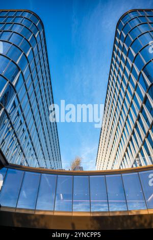 WASHINGTON DC, Stati Uniti - The Wharf, un lunghissimo litorale lungo il canale di Washington, rappresenta uno dei più grandi progetti di rinnovamento urbano nella storia della città. Il quartiere ad uso misto combina spazi residenziali, commerciali e di intrattenimento lungo il Southwest Waterfront. Lo sviluppo ha conservato lo storico mercato del pesce di Maine Avenue, fondato nel 1805, rendendolo il più antico mercato del pesce all'aperto aperto aperto ancora operativo negli Stati Uniti. Foto Stock