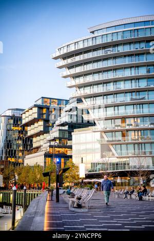 WASHINGTON DC, Stati Uniti - The Wharf, un lunghissimo litorale lungo il canale di Washington, rappresenta uno dei più grandi progetti di rinnovamento urbano nella storia della città. Il quartiere ad uso misto combina spazi residenziali, commerciali e di intrattenimento lungo il Southwest Waterfront. Lo sviluppo ha conservato lo storico mercato del pesce di Maine Avenue, fondato nel 1805, rendendolo il più antico mercato del pesce all'aperto aperto aperto ancora operativo negli Stati Uniti. Foto Stock