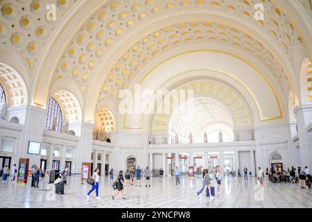 Union Station Main Hall soffitto Washington DC // WASHINGTON DC - la sala principale di Union Station presenta un soffitto ornato a volta a botte con dettagli a cassettoni ed elementi dorati. Progettata dall'architetto Daniel Burnham e completata nel 1908, la grande sala in stile Beaux-Arts funge sia da stazione ferroviaria funzionante che da principale attrazione turistica. La sala principale è stata oggetto di ampi restauri nel 1980 per preservare il suo splendore architettonico e il suo significato storico. Foto Stock