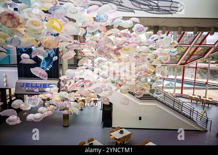 National Aquarium Jellyfish Art Installation Baltimore // BALTIMORE, Maryland - opere d'arte sospese ispirate alle meduse sono appese in un atrio fuori dalla mostra "Jellies Invasion: Oceans Out of Balance" presso il National Aquarium di Baltimora. L'installazione artistica completa la mostra speciale che si concentra su varie specie di meduse e sulle loro crescenti popolazioni in ambienti oceanici mutevoli. L'acquario nazionale, situato nel porto interno di Baltimora, è una delle principali organizzazioni di conservazione e strutture educative degli Stati Uniti. Vengono servite opere d'arte a tema meduse Foto Stock