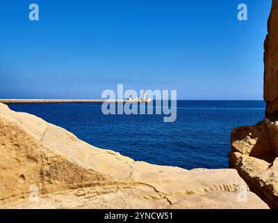 Vista del faro all'ingresso del porto di la Valletta, Malta Foto Stock