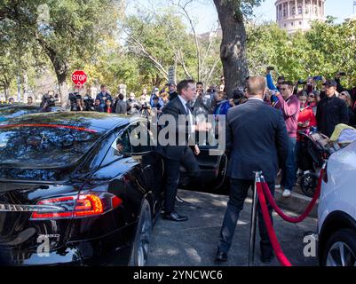 Austin Texas USA, 15 gennaio 2015: ELON MUSK, CEO di SpaceX e capo Tesla, parla con la stampa al di fuori del Campidoglio del Texas, dove lui e il suo team hanno fatto pressioni sui legislatori per accedere alla rete di concessionarie automobilistiche del Texas. ©Marjorie Cotera/Bob Daemmrich Photography Foto Stock