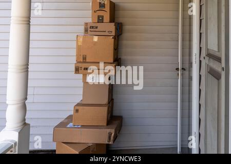 York, PA, Stati Uniti d'America - 20 novembre 2024: I pacchi Amazon sono stati consegnati a un residence dopo essere stati ordinati online. Foto Stock