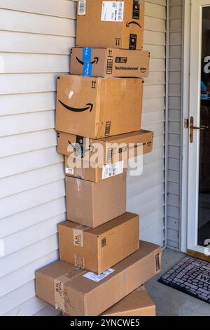 York, PA, Stati Uniti d'America - 20 novembre 2024: I pacchi Amazon sono stati consegnati a un residence dopo essere stati ordinati online. Foto Stock