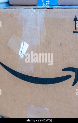 York, PA, Stati Uniti d'America - 20 novembre 2024: I pacchi Amazon sono stati consegnati a un residence dopo essere stati ordinati online. Foto Stock