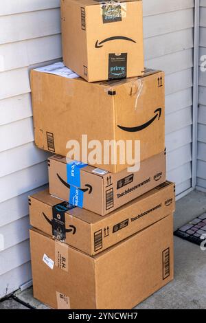 York, PA, Stati Uniti d'America - 20 novembre 2024: I pacchi Amazon sono stati consegnati a un residence dopo essere stati ordinati online. Foto Stock