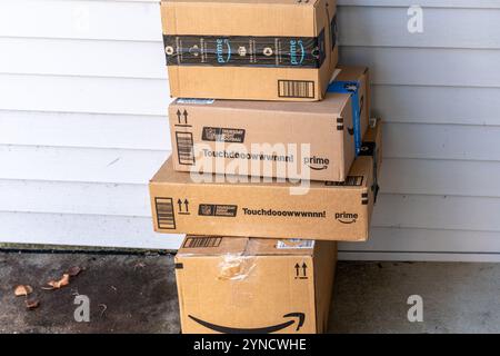 York, PA, Stati Uniti d'America - 20 novembre 2024: I pacchi Amazon sono stati consegnati a un residence dopo essere stati ordinati online. Foto Stock