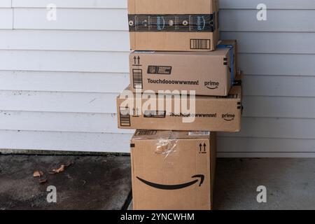 York, PA, Stati Uniti d'America - 20 novembre 2024: I pacchi Amazon sono stati consegnati a un residence dopo essere stati ordinati online. Foto Stock