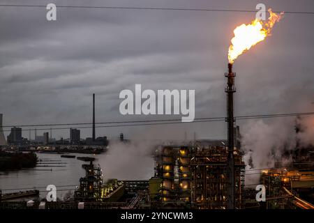 Duisburg, Germania. 25 novembre 2024. Vista dello stabilimento siderurgico ThyssenKrupp di Duisburg da una collina vicina. La più grande azienda siderurgica tedesca, ThyssenKrupp Steel Europe, prevede di tagliare diverse migliaia di posti di lavoro nei prossimi anni. Crediti: Christoph Reichwein/dpa/Alamy Live News Foto Stock