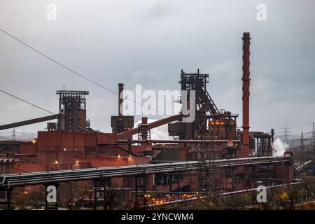 Duisburg, Germania. 25 novembre 2024. Vista dello stabilimento siderurgico ThyssenKrupp di Duisburg da una collina vicina. La più grande azienda siderurgica tedesca, ThyssenKrupp Steel Europe, prevede di tagliare diverse migliaia di posti di lavoro nei prossimi anni. Crediti: Christoph Reichwein/dpa/Alamy Live News Foto Stock