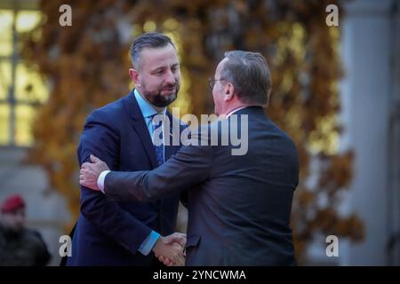 Berlino, Germania. 25 novembre 2024. Boris Pistorius (SPD, r), ministro federale della difesa, riceve Wladyslaw Kosiniak-Kamysz, ministro della difesa polacco, per una riunione dei ministri della difesa europei. Vogliono discutere della futura difesa dell'Europa e del corso comune nelle crisi globali. Crediti: Kay Nietfeld/dpa/Alamy Live News Foto Stock