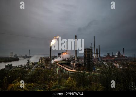 Duisburg, Germania. 25 novembre 2024. Vista dello stabilimento siderurgico ThyssenKrupp di Duisburg da una collina vicina. La più grande azienda siderurgica tedesca, ThyssenKrupp Steel Europe, prevede di tagliare diverse migliaia di posti di lavoro nei prossimi anni. Crediti: Christoph Reichwein/dpa/Alamy Live News Foto Stock