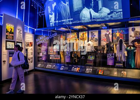 WASHINGTON DC, Stati Uniti — la mostra Taking the Stage al National Museum of African American History and Culture racconta i successi e le lotte afroamericane nel teatro, nel cinema e nella televisione. Situata nelle Culture Galleries al quarto piano, questa mostra completa esamina come artisti e artisti afroamericani hanno sfidato la discriminazione e plasmato la storia dell'intrattenimento. La mostra dimostra come le arti dello spettacolo siano servite come piattaforma per promuovere il cambiamento sociale e la rappresentazione equa. Foto Stock