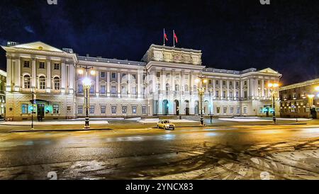 Palazzo Mariinsky in Piazza Isacco a San Pietroburgo di notte Foto Stock