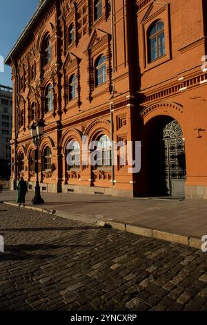 Mosca, Russia - 16 agosto 2024: Una foto ravvicinata che cattura intricati dettagli architettonici di un edificio storico di Mosca, mettendo in risalto il suo ricco testo Foto Stock