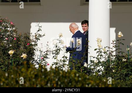 Washington, Stati Uniti. 25 novembre 2024. Il presidente DEGLI STATI UNITI Joe Biden perdona i tacchini Peach e Blossom dal Minnesota per celebrare il 77° anniversario della presentazione della Turchia del Ringraziamento Nazionale sul South Lawn della Casa Bianca a Washington il 25 novembre 2024. Foto di Yuri Gripas/UPI credito: UPI/Alamy Live News Foto Stock