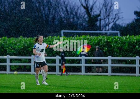 Bristol, Regno Unito. 24 novembre 2024. Bristol, Inghilterra, 24 novembre 2024 Christie Harrison-Murray (Birmingham 10) gesta ad una compagna di squadra durante la partita della Women's League Cup tra Bristol City e Birmingham City al Robins High Performance Centre di Bristol, Inghilterra (Rachel le Poidevin/SPP) crediti: SPP Sport Press Photo. /Alamy Live News Foto Stock